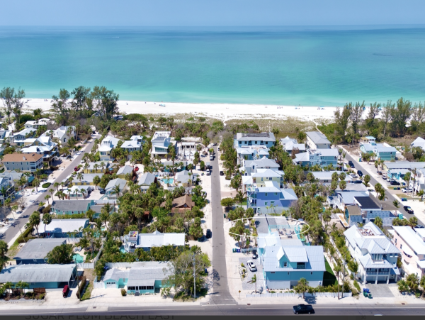 2 minute walk to beach West of Gulf Drive North end